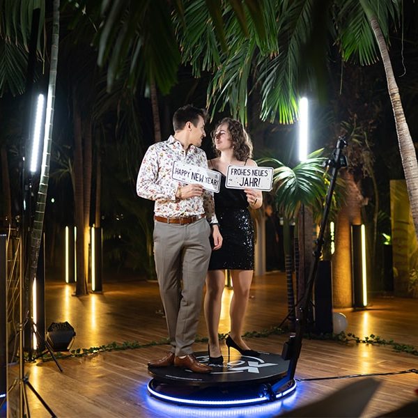 Video Booth 360 X 5 Oaspeții petrecerii de Revelion de la Therme se distrează în 360 video booth.