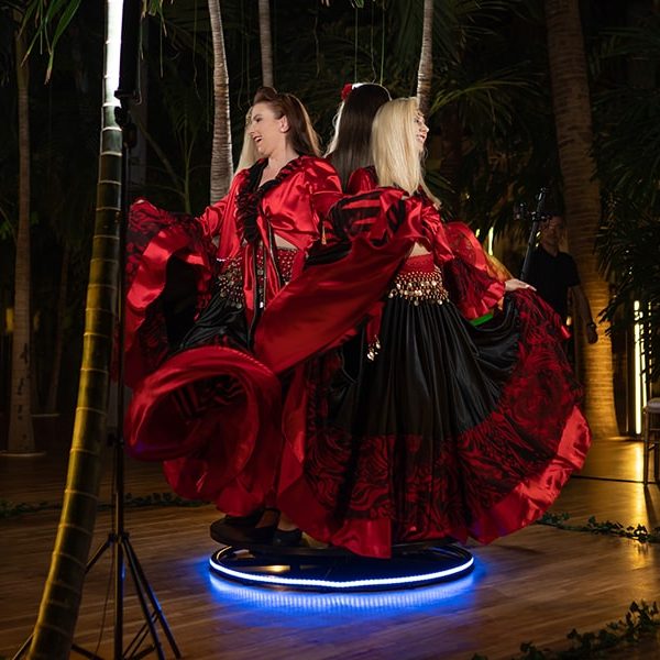 Video Booth 360 X 6 Petrecăreți la Therme surprinși în acțiune la video booth-ul 360 în noaptea de Revelion.