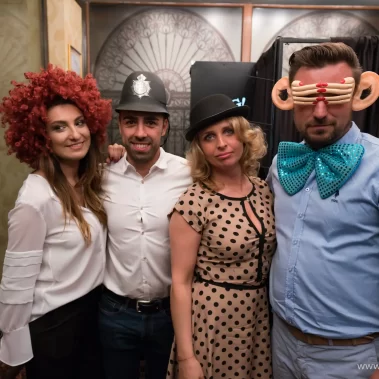 Amintiri haioase la petrecerea mirilor 2018 Credo Events Hall 51 Photo Booth Cabina Inchisa cu props-uri haioase la nunta