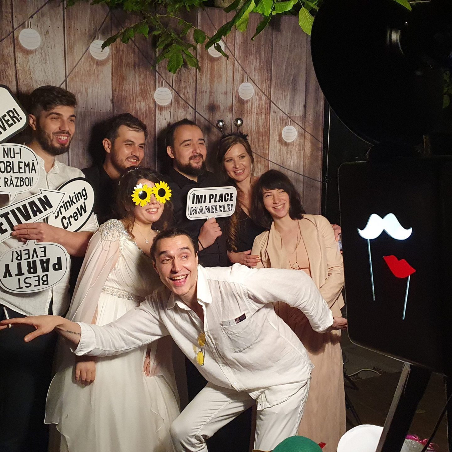 Cabina foto nunta, Photo Booth nunta 7 Mire și mireasă împărtășind un moment dulce în cabina foto.