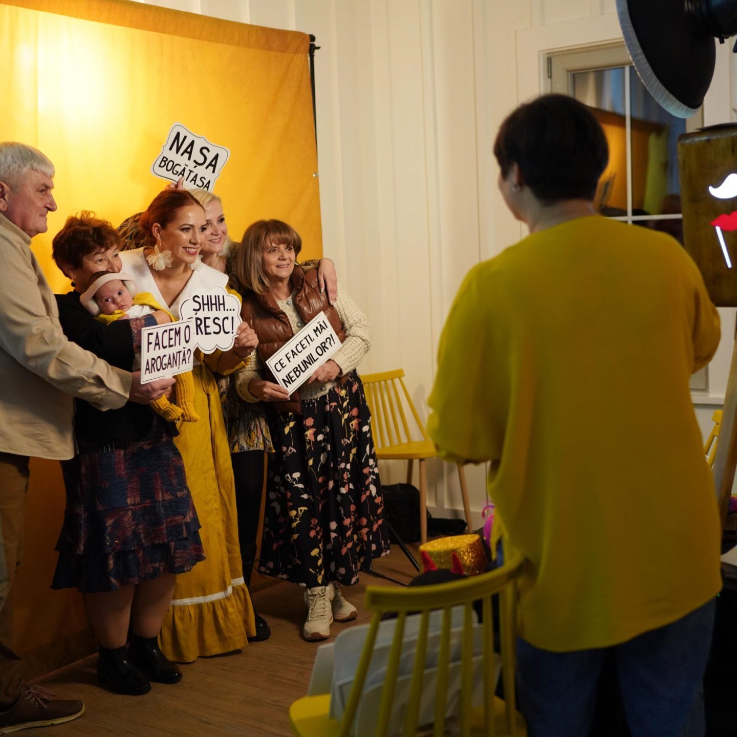 Cabina Foto Botez | Foto marturii botez 2 Familie celebrând la cabina foto de botez cu pancarte haioase.