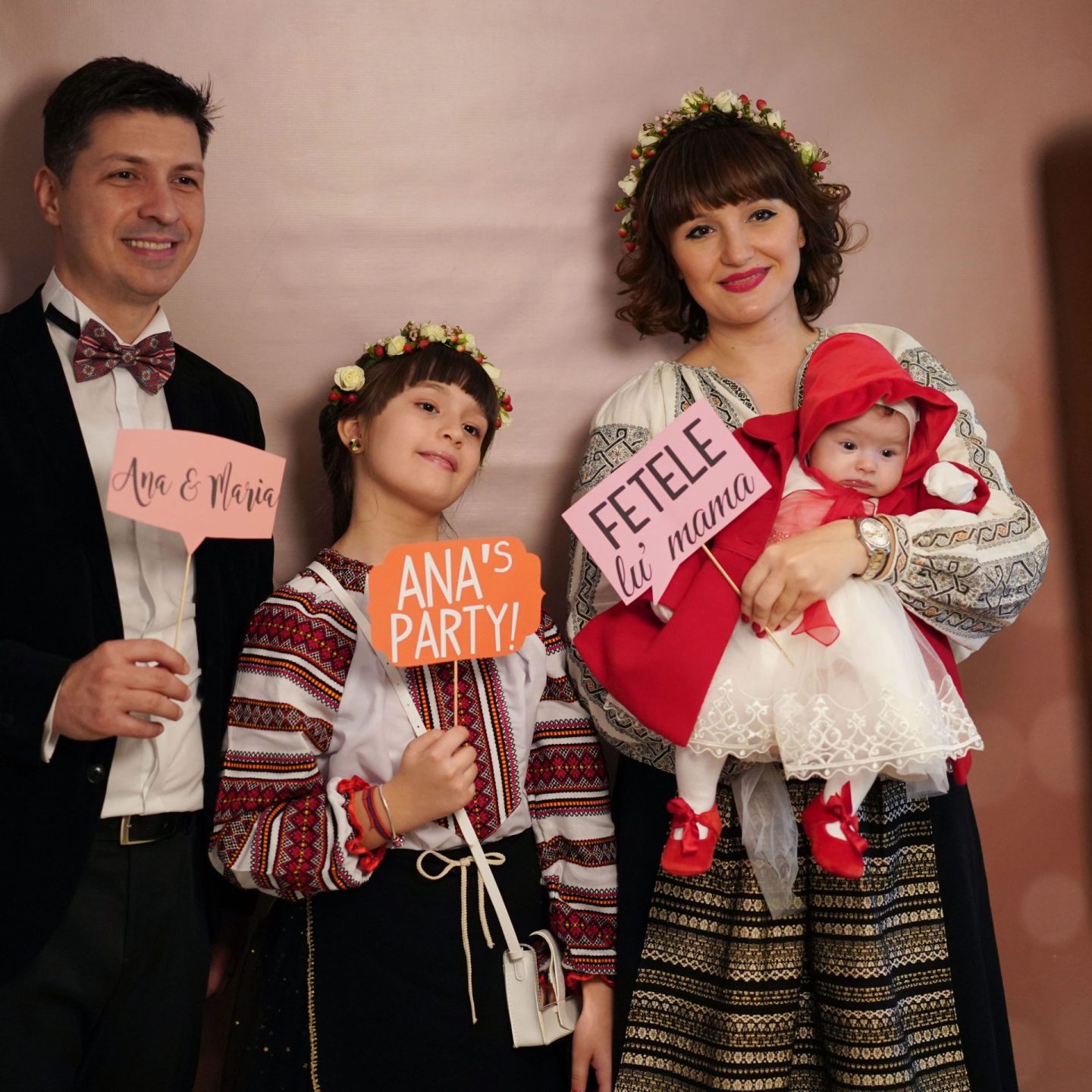 Cabina Foto Botez | Foto marturii botez 3 Grup de prieteni râzând în cabina foto la un botez.