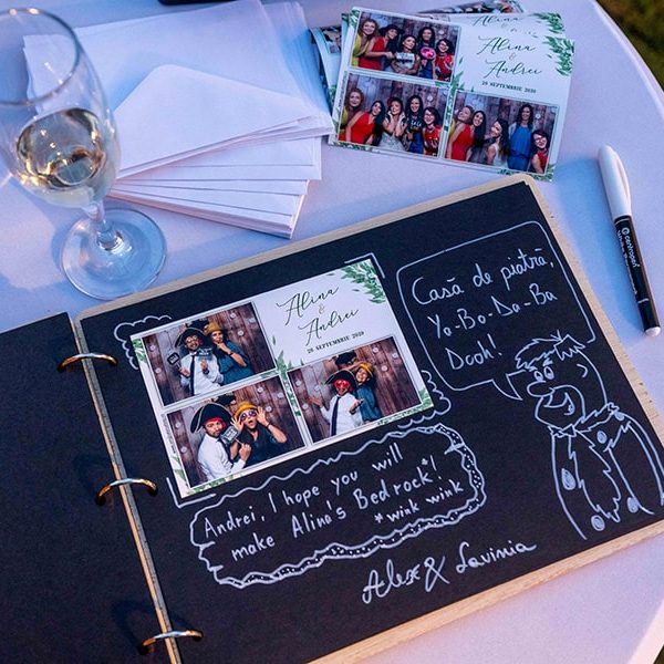 Cabina Foto Vintage Retro & Photo Booth Bucuresti 5 Guestbook de nuntă cu fotografii din cabina foto și mesaje scrise de mână.