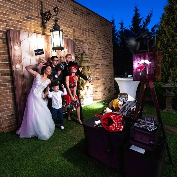 Cabina Foto Vintage Retro & Photo Booth Bucuresti 9 Familie și prieteni pozând cu accesorii la photo booth de nuntă.