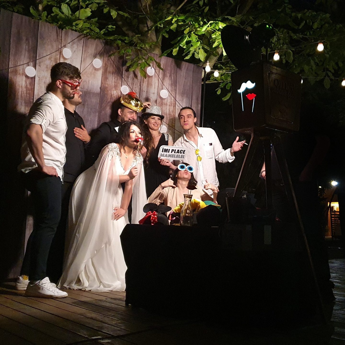 Cabina foto nunta, Photo Booth nunta 5 Alternative Text: "Grup entuziasmat folosind accesorii haioase la photo booth-ul de nuntă.