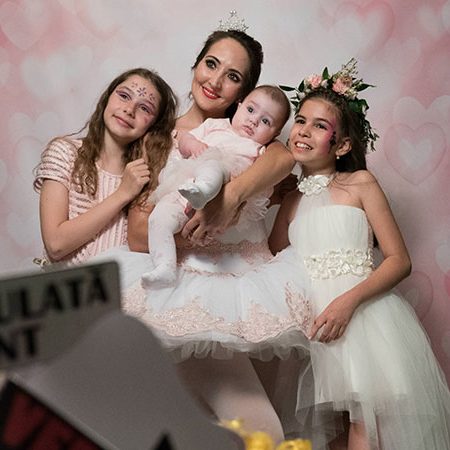 Cabina Foto Botez | Foto marturii botez 5 Familie cu un nou-născut la cabina foto decorată festiv pentru botez