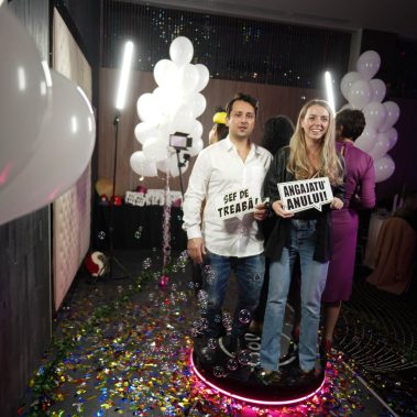 Photo Booth petreceri corporate Bucuresti 16 Moment de sărbătoare capturat în 360 de grade la petrecerea corporate de Crăciun.