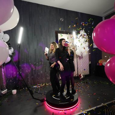 Photo Booth petreceri corporate Bucuresti 17 Colegi îmbrăcați festiv se bucură de cabina video 360 la petrecerea de Crăciun a companiei.