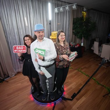 Photo Booth petreceri corporate Bucuresti 23 Angajații se bucură de spiritul festiv în cabina video 360 la party-ul de Crăciun.