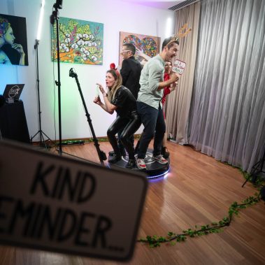 Photo Booth petreceri corporate Bucuresti 26 Angajați participând la activitatea de team-building într-o cabina video 360.