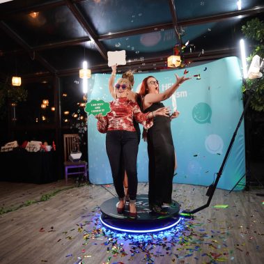 Photo Booth petreceri corporate Bucuresti 7 "Moment memorabil la petrecerea firmei, surprins în 360 de grade.