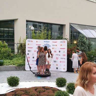 PhotoBooth | Video Booth 360 pentru festival sau gala 7 Cabina video 360 în centrul unei petreceri corporate elegante.