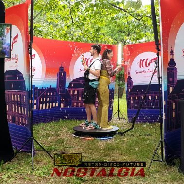 PhotoBooth | Video Booth 360 pentru festival sau gala 10 Distracție și stil retro la video booth-ul 360 în cadrul festivalului Nostalgia.