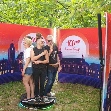 PhotoBooth | Video Booth 360 pentru festival sau gala 12 Fanii muzicii retro se bucură de 360 video booth la festivalul Nostalgia.