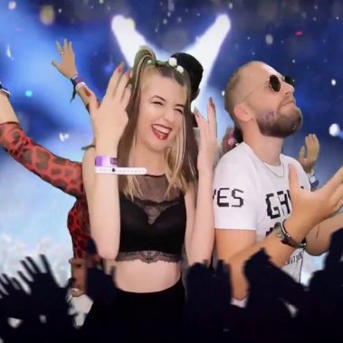 PhotoBooth | Video Booth 360 pentru festival sau gala 19 Participanți la festivalul UNTOLD capturați în acțiune într-un video booth 360, cu fundal green screen.