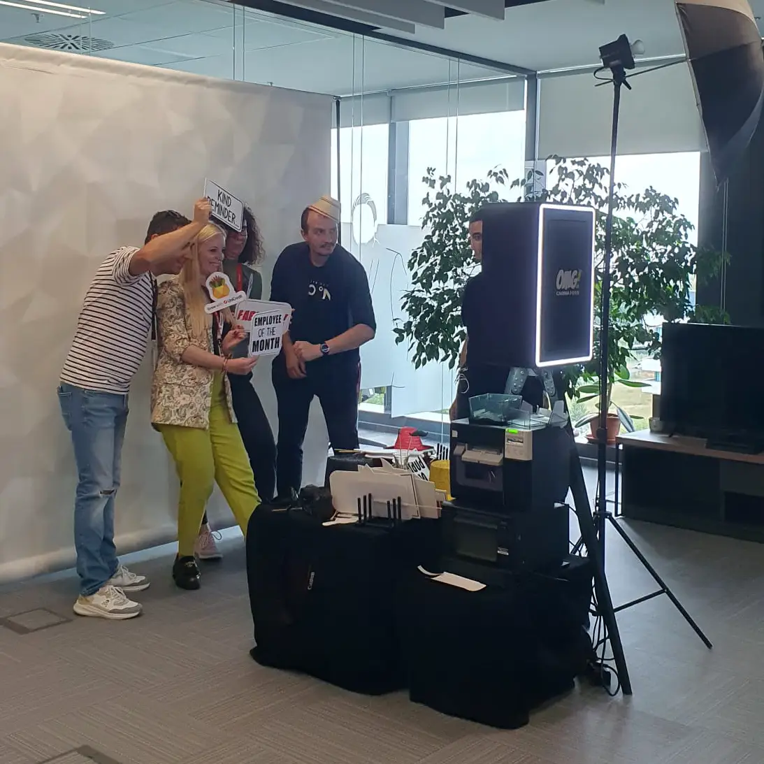 Cabina Foto Black Boothy | Photo Booth Bucuresti 2 Cabina Foto Black Boothy | Photo Booth Bucuresti