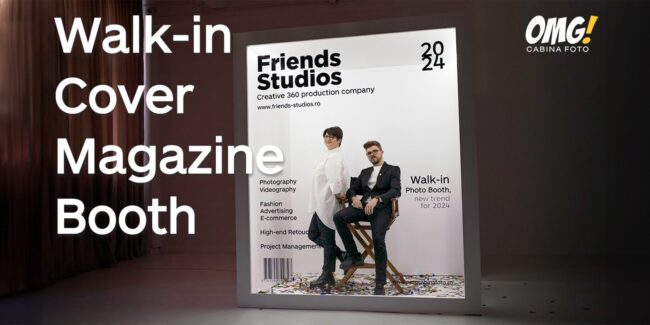 Walk-in Cover Photo Booth blog Două persoane îmbrăcate elegant pozează într-un Walk-in Cover Magazine Booth cu designul Friends Studios, evidențiind un nou trend pentru 2024.